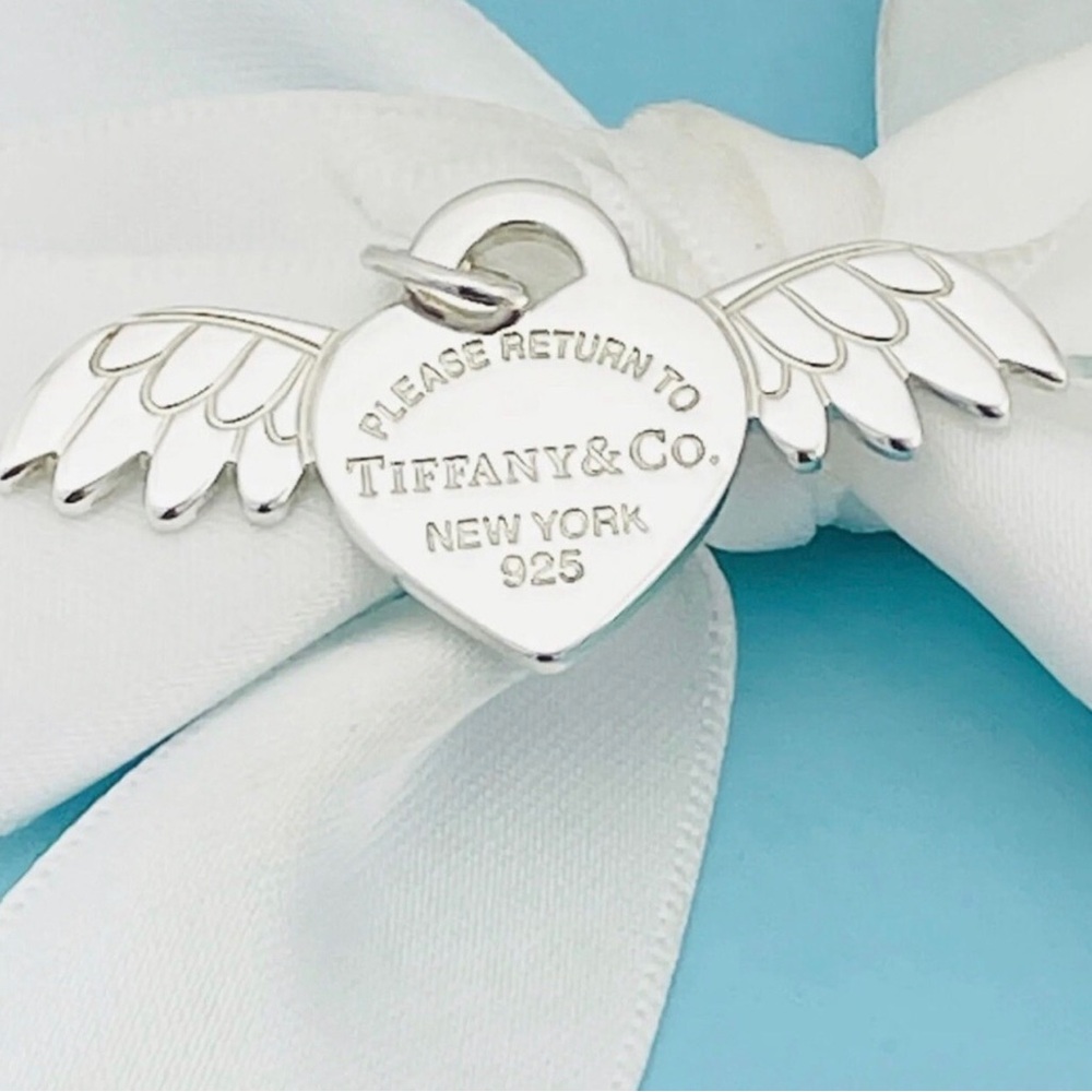 🌟2XHP🌟Auth Rare “Like New” Tiffany&Co. Return to Tiffany Angel Wings Heart Charm